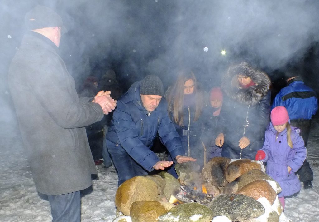 Lino šeima atlieka apsivalymo ugnimi ritualą